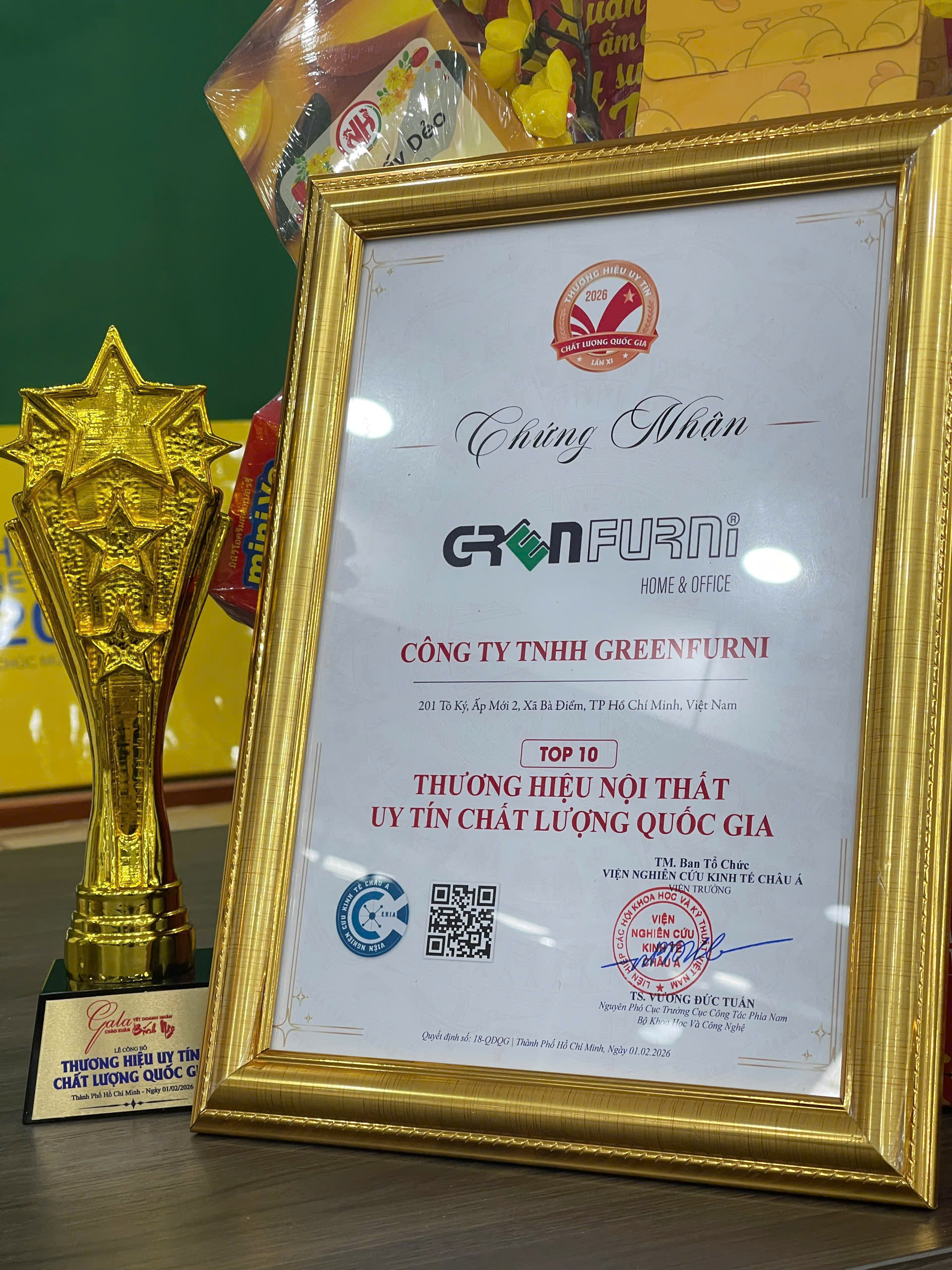 Cúp và bằng chứng nhận công ty TNHH Greenfurni - đoạt TOP 10 Thương Hiệu Nội Thất Uy Tín Chất Lượng Quốc Gia