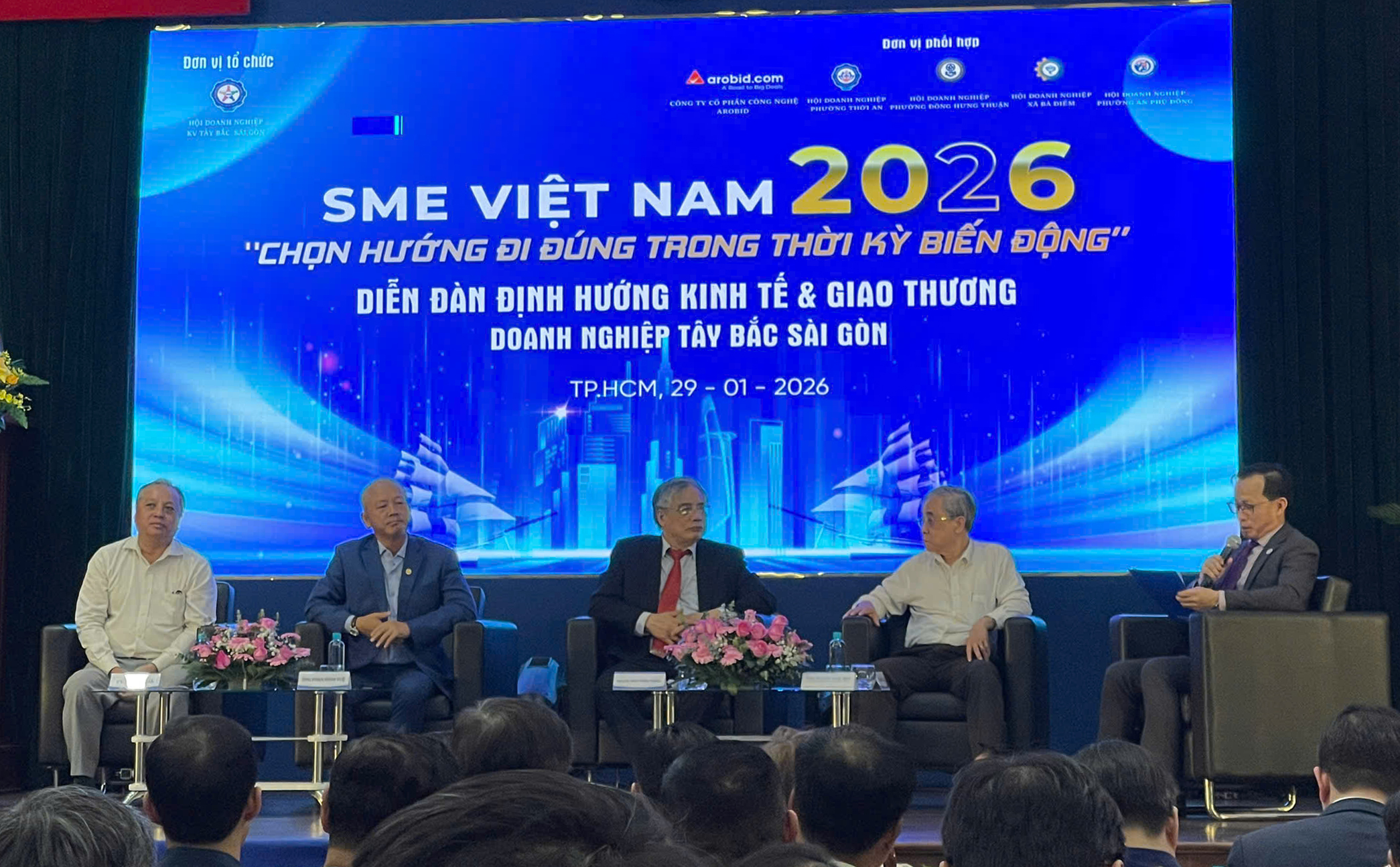 PGS.TS Trần Đình Thiên và TS. Lê Doãn Hợp chia sẻ góc nhìn về bức tranh kinh tế vĩ mô và định hướng phát triển cho doanh nghiệp SME tại tọa đàm 2026 (Nguồn: Greenfurni)