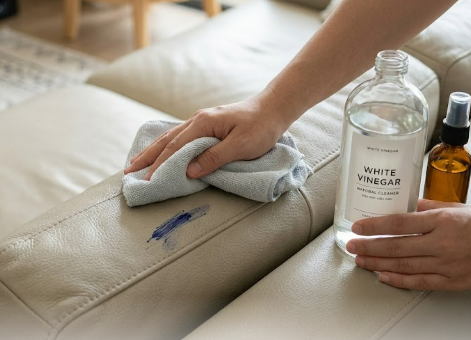 Cách tẩy vết mực trên sofa da bằng giấm